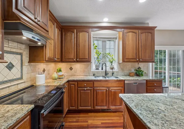 Photo 3 of Single family home for sale at 15016 Viewcrest Ln, Burnsville, MN 55306 | MLS# 7142123 | Listing updated on 2026-09-30