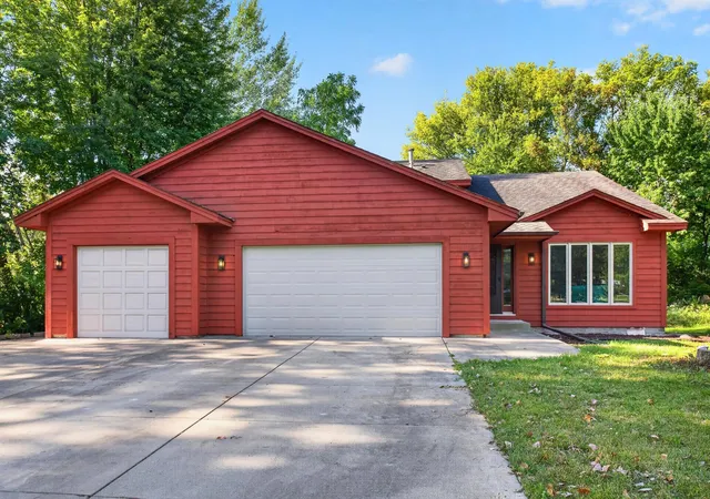 Single family home for sale at 2633 Nightingale Ct, Chaska, MN 55318 | MLS# 7142218