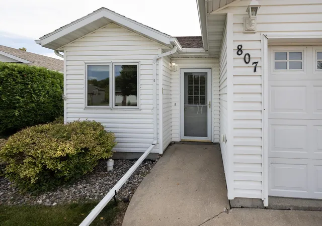 Photo 2 of Single family home for sale at 807 Morningside Dr, Casselton, ND 58012 | MLS# 7142778 | Listing updated on 2026-09-25