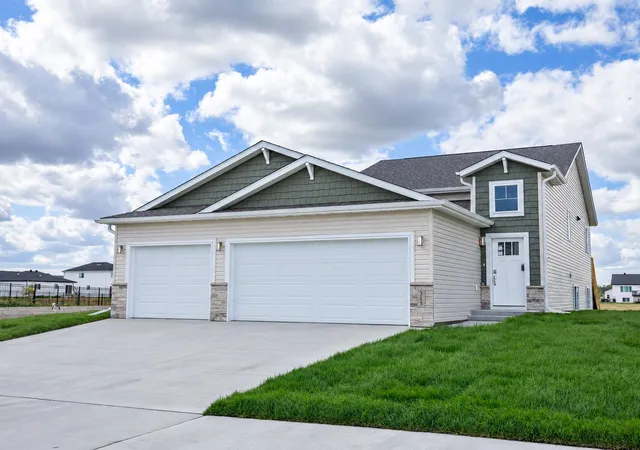 Photo 1 of Single family home for sale at 315 Lionheart Dr, Horace, ND 58047 | MLS# 7143552 | Listing updated on 2026-10-01