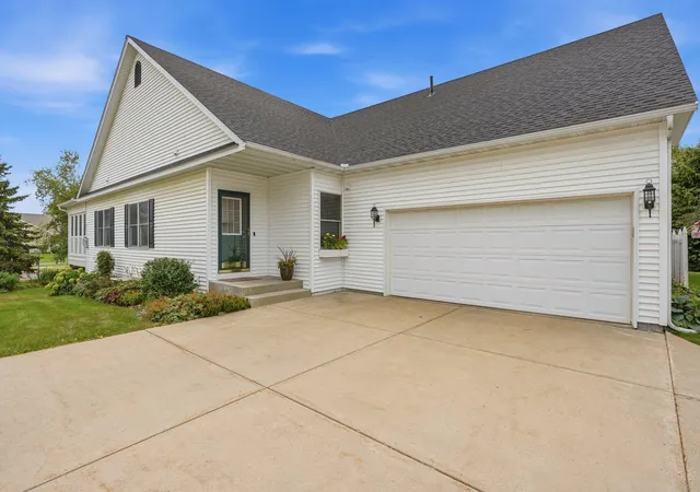 Photo 2 of Single family home for sale at 802 Saint Lawrence Dr, Northfield, MN 55057 | MLS# 7143651 | Listing updated on 2026-09-18