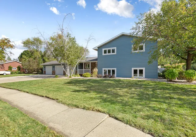 Photo 2 of Sale Pending at 1552 Nottingham Dr, North Mankato, MN 56003 | MLS# 7144347 | Listing updated on 2026-09-28