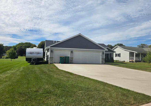Photo 3 of Single family home for sale at 124 Kenna Dr, Le Sueur, MN 56058 | MLS# 7145145 | Listing updated on 2026-09-18