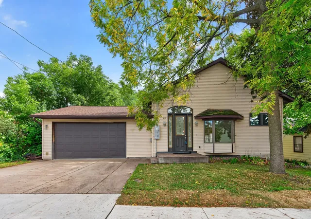 Photo 1 of Single family home for sale at 412 Hazel St N, Saint Paul, MN 55119 | MLS# 7145330 | Listing updated on 2026-09-17