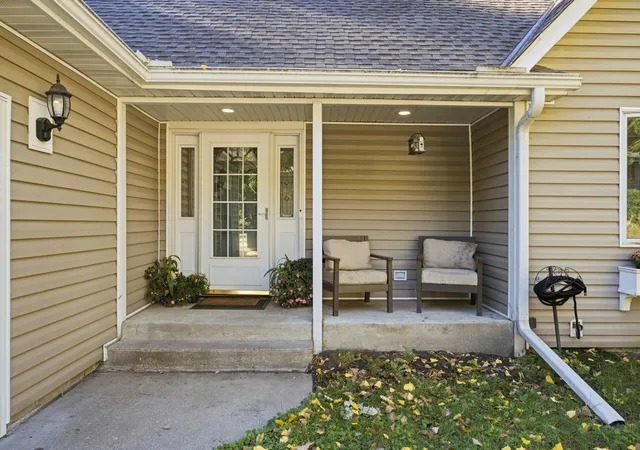 Photo 2 of Single family home for sale at 60 Imperial Dr E, Saint Paul, MN 55118 | MLS# 7145422 | Listing updated on 2026-09-17