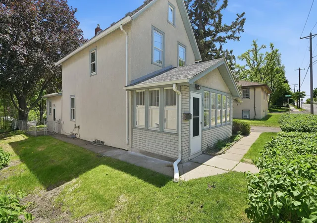 Photo 3 of Single family home for sale at 1070 Dale St N, Saint Paul, MN 55117 | MLS# 7145428 | Listing updated on 2026-09-17