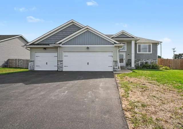 Photo 2 of Single family home for sale at 707 Hickory St Sw, Isanti, MN 55040 | MLS# 7145653 | Listing updated on 2026-09-19