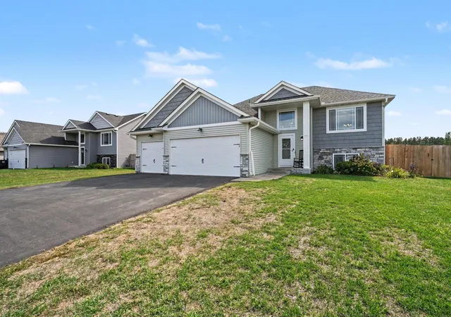 Photo 3 of Single family home for sale at 707 Hickory St Sw, Isanti, MN 55040 | MLS# 7145653 | Listing updated on 2026-09-19