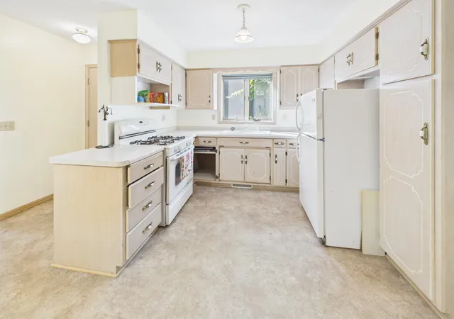 Photo 2 of Single family home for sale at 910 10th Avenue S, Saint Cloud, MN 56301 | MLS# 7146093 | Listing updated on 2026-09-22