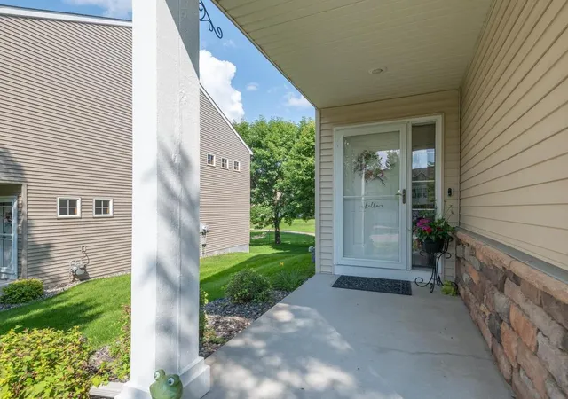 Photo 3 of Single family home for sale at 2955 Wyndam Ct, Shakopee, MN 55379 | MLS# 7146538 | Listing updated on 2026-09-20