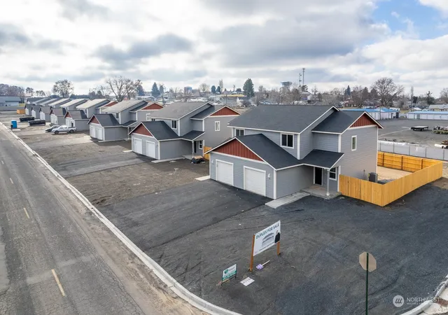 Photo 3 of Multi family home for sale at 609 S 611 Pine Ave, Warden, WA 98857 | MLS# NWM2150148 | Listing updated on 2026-09-17