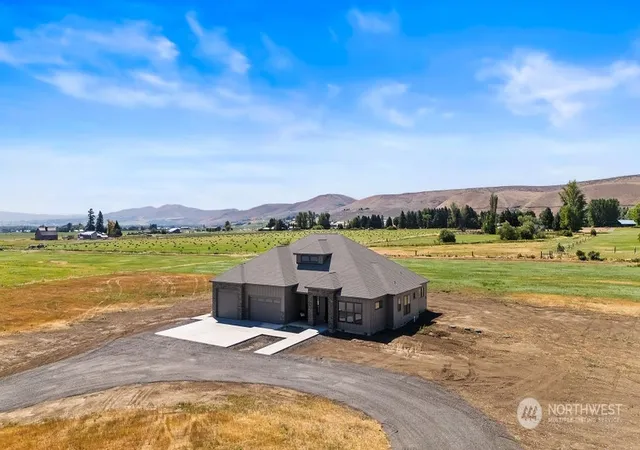 Photo 2 of Single family home for sale at 860 Waterbrook Ln, Ellensburg, WA 98926 | MLS# NWM2270034 | Listing updated on 2026-09-17