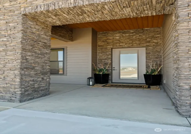 Photo 3 of Single family home for sale at 860 Waterbrook Ln, Ellensburg, WA 98926 | MLS# NWM2270034 | Listing updated on 2026-09-17