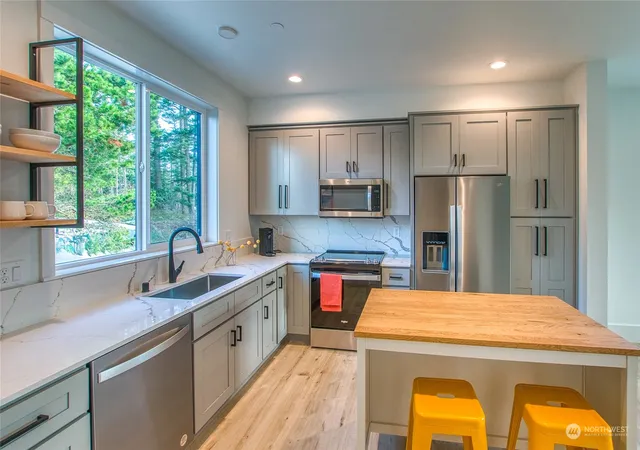 Photo 4 of Condo for sale at 231 Madrona St #2, Eastsound, WA 98245 | MLS# NWM2293490 | Listing updated on 2026-09-17