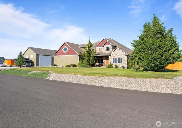 Photo 2 of Single family home for sale at 527 Rd I6 Ne, Moses Lake, WA 98837 | MLS# NWM2323360 | Listing updated on 2026-10-09