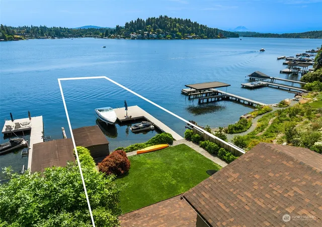 Photo 2 of Single family home for sale at 450 Overlake Dr E, Medina, WA 98039 | MLS# NWM2326837 | Listing updated on 2026-09-17