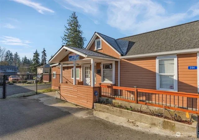 Photo 2 of Single family home for sale at 204 W Stanley St, Granite Falls, WA 98252 | MLS# NWM2326992 | Listing updated on 2026-09-17