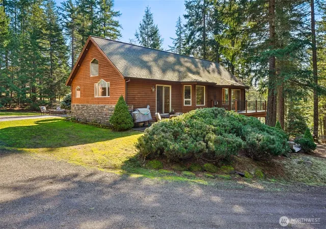Photo 3 of Single family home for sale at 232 Upper Lakeview Rd, White Salmon, WA 98672 | MLS# NWM2339903 | Listing updated on 2026-09-29