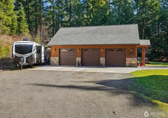 Photo 4 of Single family home for sale at 232 Upper Lakeview Rd, White Salmon, WA 98672 | MLS# NWM2339903 | Listing updated on 2026-09-29