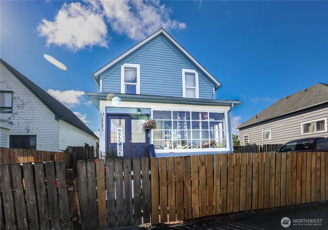 Photo 2 of Multi family home for sale at 811 W Market St, Aberdeen, WA 98520 | MLS# NWM2355547 | Listing updated on 2026-09-17