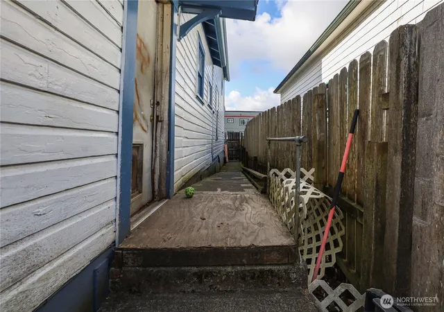 Photo 3 of House for sale at 811 W Market St, Aberdeen, WA 98520 | MLS# NWM2355547 | Listing updated on 2026-09-17
