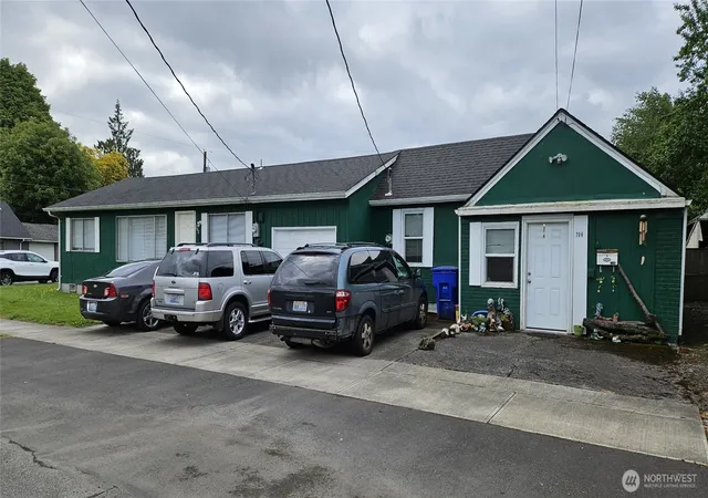 Photo 2 of Multi family home for sale at 706 Laurel St, Kelso, WA 98626 | MLS# NWM2376126 | Listing updated on 2026-09-17