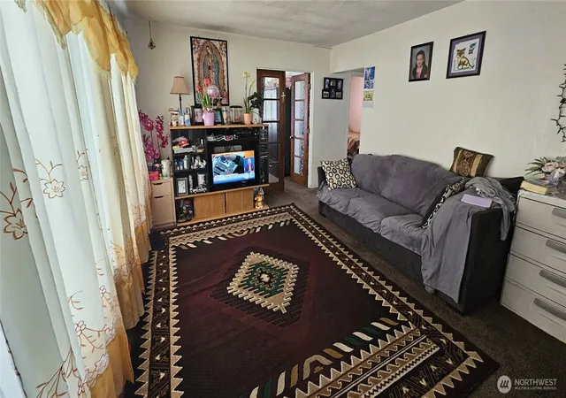 Photo 3 of Multi family home for sale at 706 Laurel St, Kelso, WA 98626 | MLS# NWM2376126 | Listing updated on 2026-09-17