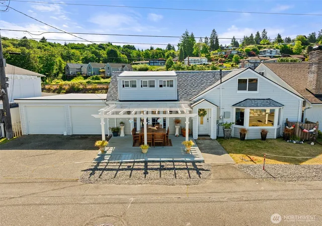 Photo 3 of Single family home for sale at 2423 Day Is Blvd W, University Place, WA 98466 | MLS# NWM2379144 | Listing updated on 2026-09-27