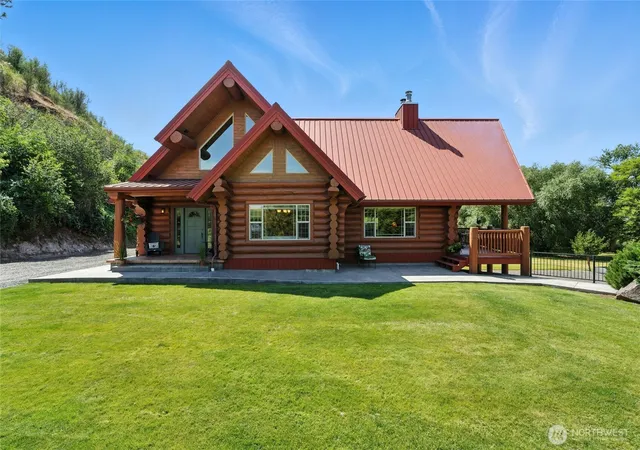 Photo 3 of Single family home for sale at 1025 Orchard St, Waitsburg, WA 99361 | MLS# NWM2393289 | Listing updated on 2026-09-17