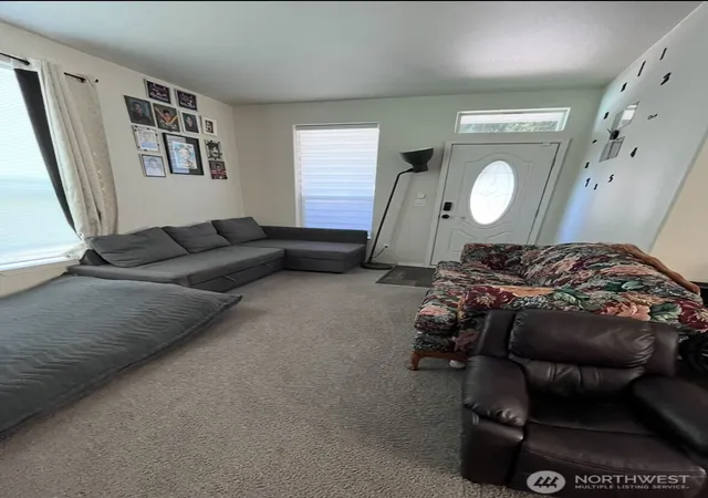 Photo 3 of Manufactured home for sale at 1720 Maple Ln #33, Kent, WA 98030 | MLS# NWM2403587 | Listing updated on 2026-09-17