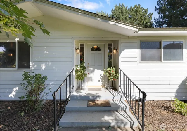Photo 3 of Single family home for sale at 2299 Admiral Rd NE, Moses Lake, WA 98837 | MLS# NWM2422030 | Listing updated on 2026-09-17