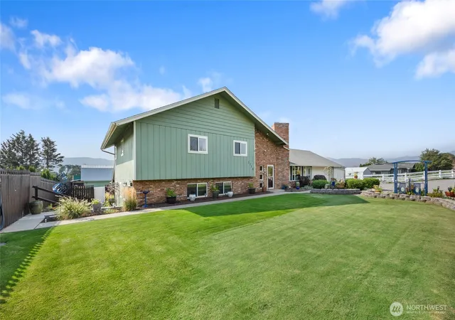 Photo 3 of Single family home for sale at 2716 8th Street NE, East Wenatchee, WA 98802 | MLS# NWM2432596 | Listing updated on 2026-10-01