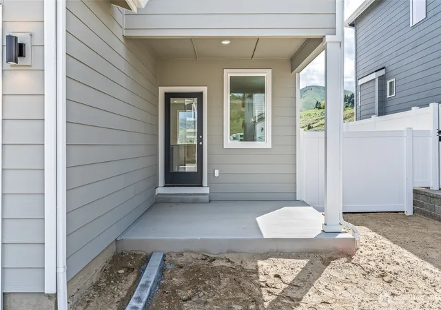Photo 3 of Sale Pending at 2122 Plumridge Ct, Wenatchee, WA 98801 | MLS# NWM2436304 | Listing updated on 2026-10-01