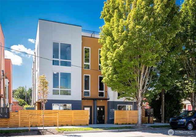 Townhouse for sale at 527 S Cloverdale St #D, Seattle, WA 98108 | MLS# NWM2441677