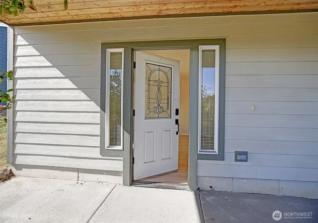 Photo 3 of Single family home for sale at 2029 Baymont Dr, Oak Harbor, WA 98277 | MLS# NWM2441812 | Listing updated on 2026-09-17