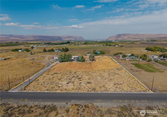 Photo 3 of Manufactured home for sale at 20842 Rd 247 Sw, Mattawa, WA 99349 | MLS# NWM2442945 | Listing updated on 2026-10-02
