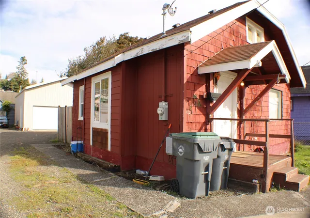 Photo 3 of Single family home for sale at 309 Eklund Ave, Hoquiam, WA 98550 | MLS# NWM2451738 | Listing updated on 2026-09-17