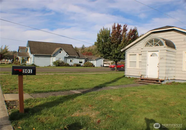 Photo 3 of Single family home for sale at 301 Eklund Ave, Hoquiam, WA 98550 | MLS# NWM2451774 | Listing updated on 2026-09-17
