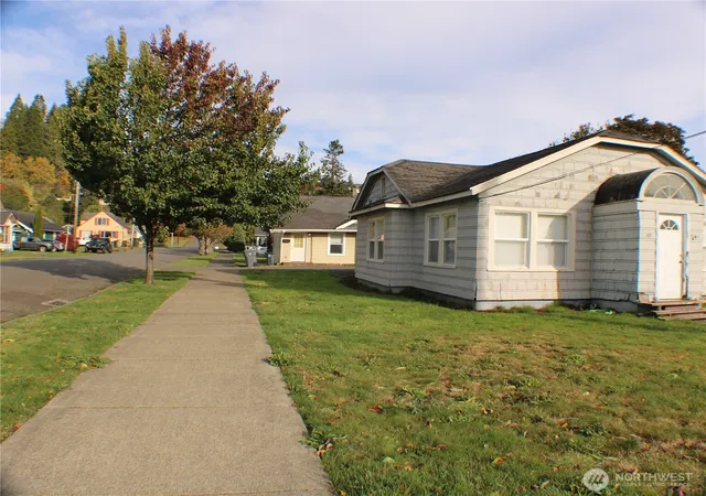 Photo 3 of Single family home for sale at 301 Eklund Ave, Hoquiam, WA 98550 | MLS# NWM2451774 | Listing updated on 2026-09-17