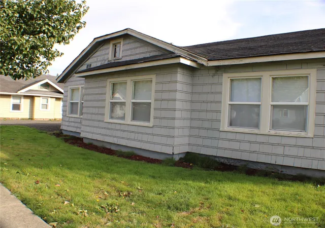 Photo 4 of Single family home for sale at 301 Eklund Ave, Hoquiam, WA 98550 | MLS# NWM2451774 | Listing updated on 2026-09-17