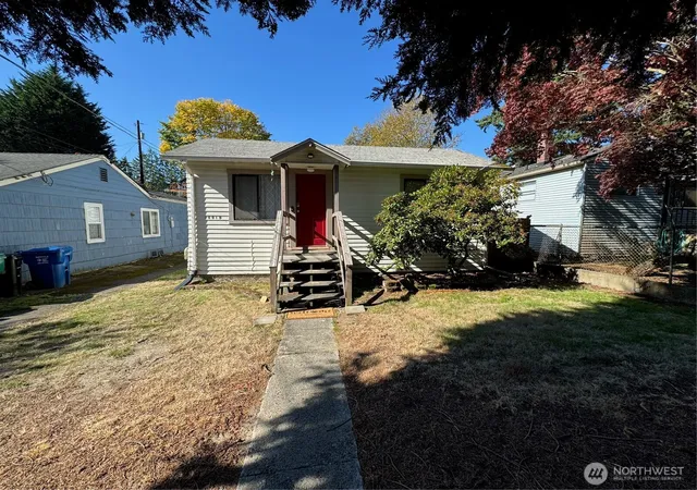 Photo 3 of Single family home for sale at 10019 Interlake Ave N, Seattle, WA 98133 | MLS# NWM2452809 | Listing updated on 2026-09-17