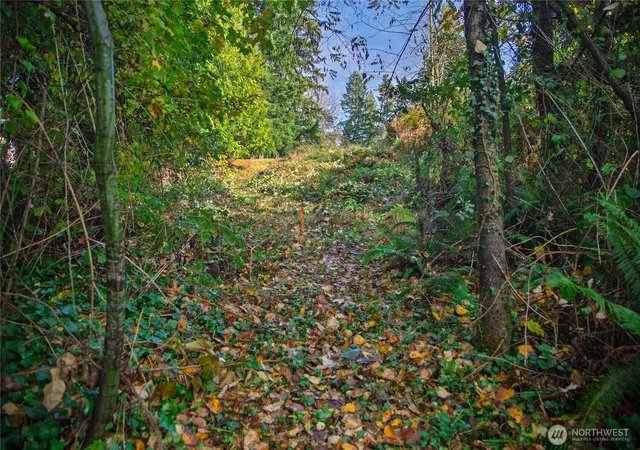 Photo 4 of Sale Pending at 33401 E Lake Holm Dr SE, Auburn, WA 98092 | MLS# NWM2452921 | Listing updated on 2026-09-16