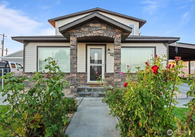 Photo 3 of Single family home for sale at 2208 W Spruce, Moses Lake, WA 98837 | MLS# NWM2455967 | Listing updated on 2026-09-26