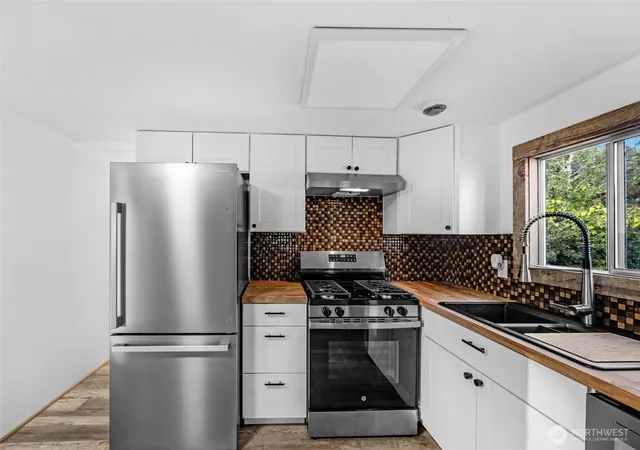 Photo 3 of Manufactured home for sale at 14322 Admiralty Way #8, Lynnwood, WA 98087 | MLS# NWM2459876 | Listing updated on 2026-09-22