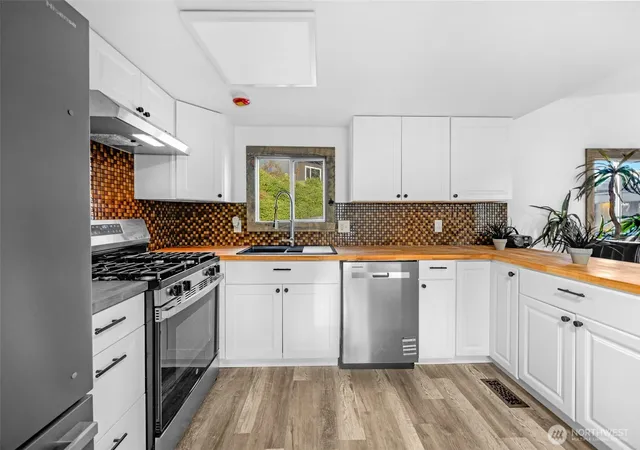 Photo 4 of Manufactured home for sale at 14322 Admiralty Way #8, Lynnwood, WA 98087 | MLS# NWM2459876 | Listing updated on 2026-09-22