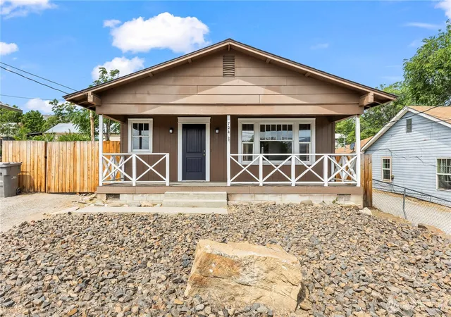Photo 1 of Single family home for sale at 724 S Chelan Ave, Wenatchee, WA 98801 | MLS# NWM2459954 | Listing updated on 2026-09-17