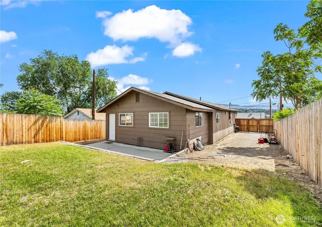 Photo 2 of Single family home for sale at 724 S Chelan Ave, Wenatchee, WA 98801 | MLS# NWM2459954 | Listing updated on 2026-09-17