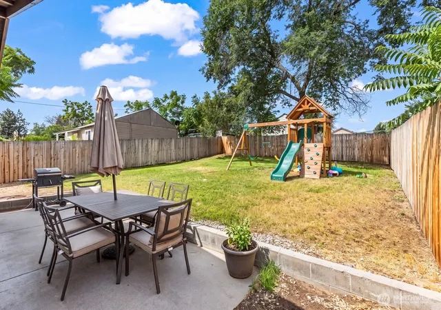 Photo 3 of Single family home for sale at 724 S Chelan Ave, Wenatchee, WA 98801 | MLS# NWM2459954 | Listing updated on 2026-09-17