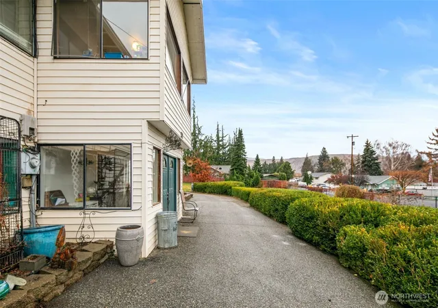 Photo 3 of Single family home for sale at 325 N Kansas Ave, East Wenatchee, WA 98802 | MLS# NWM2460085 | Listing updated on 2026-09-17