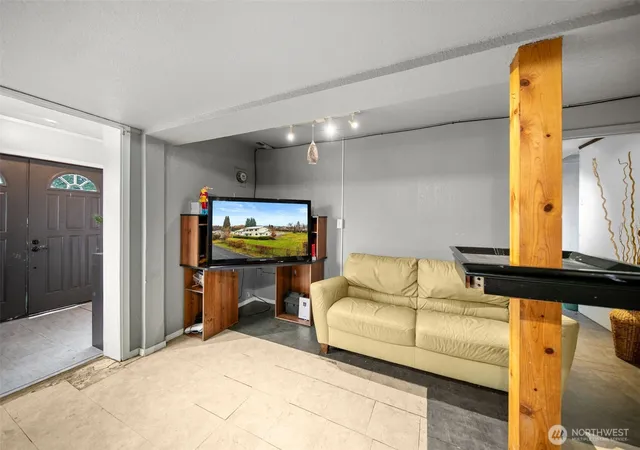 Photo 4 of Single family home for sale at 325 N Kansas Ave, East Wenatchee, WA 98802 | MLS# NWM2460085 | Listing updated on 2026-09-17